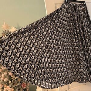 Super flowy black and cream chevron pattern maxi skirt